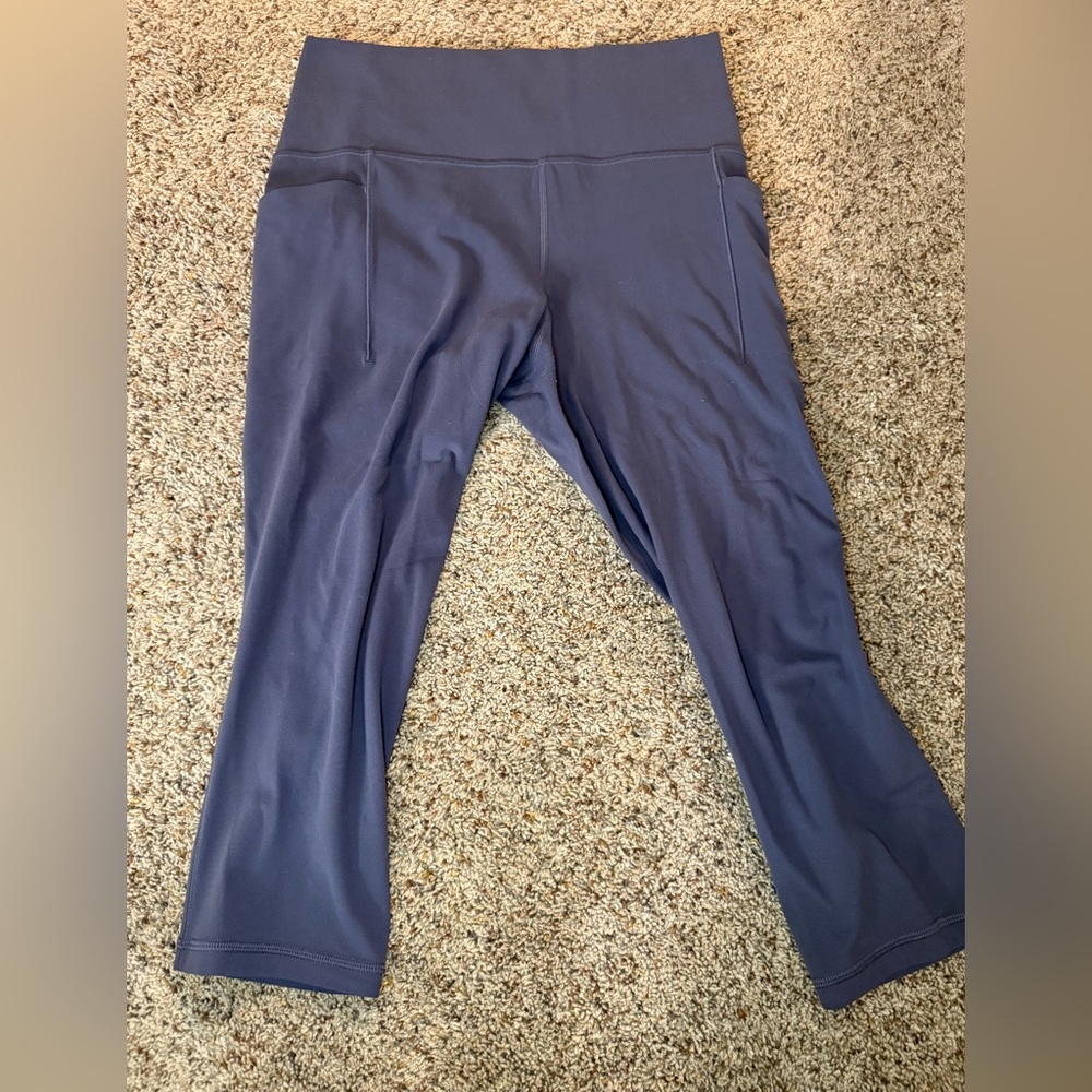 Athleta Salutation Stash Cropped  Leggings with side drop in pockets. Size M